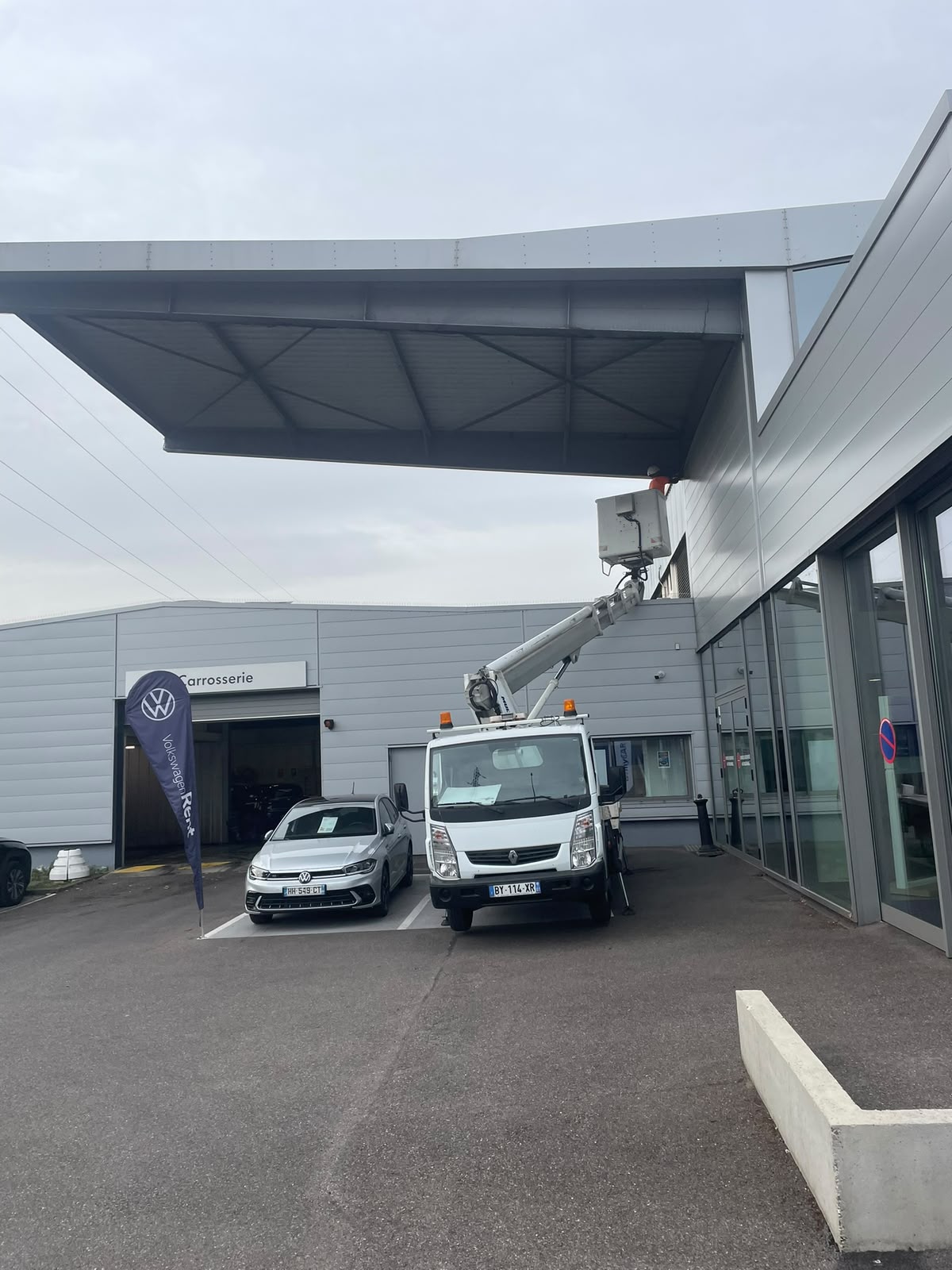 Nacelle élévatrice JLM Paysagiste — travaux en hauteur à Saint-Priest (69)